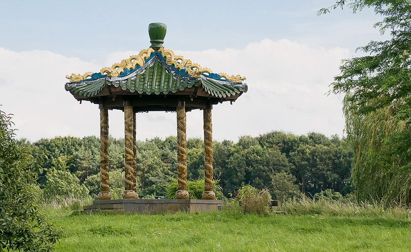 Statue Aasee BocholtD35_9159 als Smart-Objekt-1 Kopie.jpg - Ein chinesische Pavillon, der ein Geschenk der chinesischen Stadt  Wuxi ist steht auf einer der beiden Inseln im Aasee